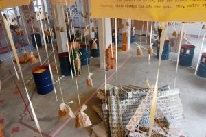 Foto da Exposição Grande Sertão: Veredas vista de cima. Há diversos objetos que simulam um canteiro de obras.
