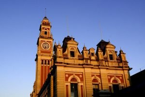 Foto do prédio da Estação da Luz ao fim da tarde.