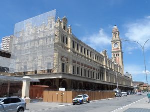 Foto da Estação da Luz feita da frente da Pinacoteca.