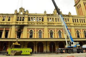 Foto de parte da fachada da Estação da Luz após o incêndio em Dezembro de 2015.