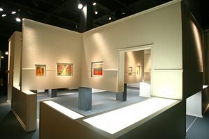 Foto de uma sala da exposição de Gilberto Freyre, que reproduz a construção das paredes de uma casa.