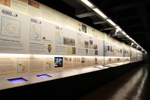 Foto de uma sala do Museu da Língua Portuguesa com o painel de uma linha do tempo.